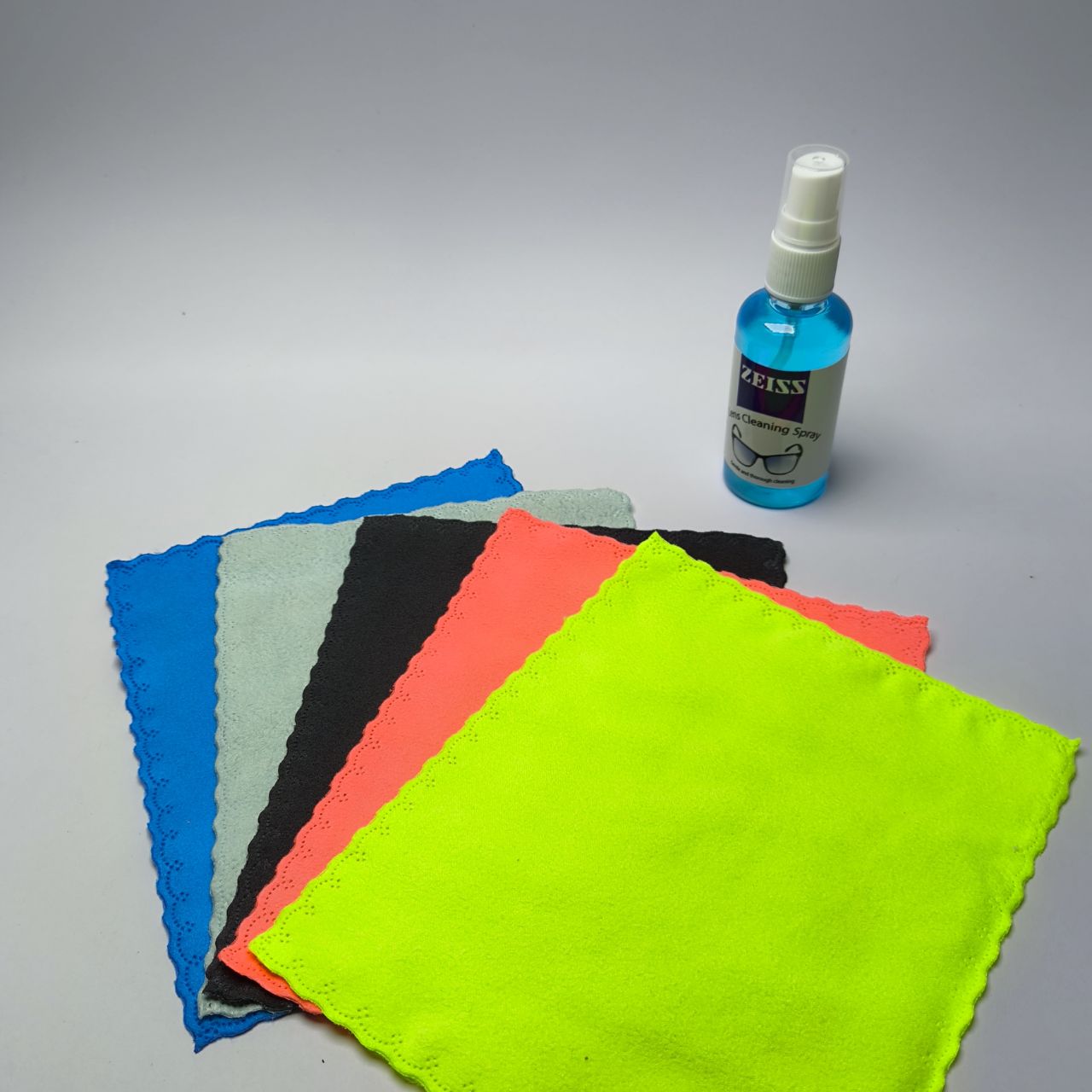 پک یک عدد دستمال پنبه‌ای و یک عدد اسپری مخصوص عینک طبی و آفتابی