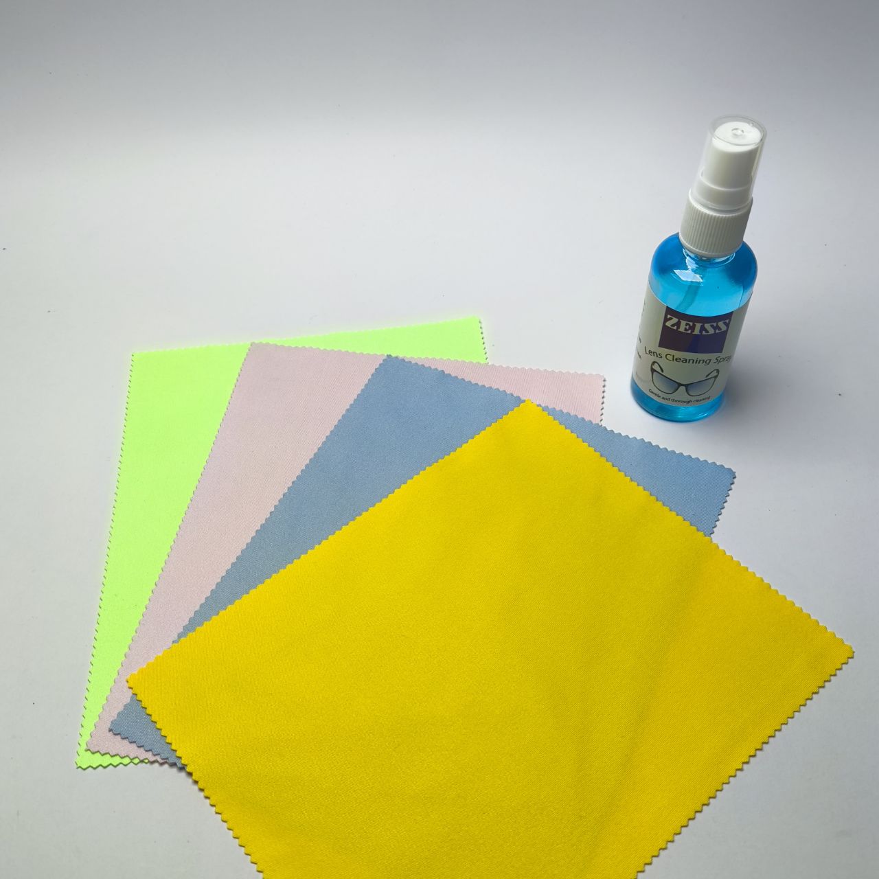 پک یک عدد دستمال ماکروفیبر و یک عدد اسپری مخصوص عینک طبی و آفتابی