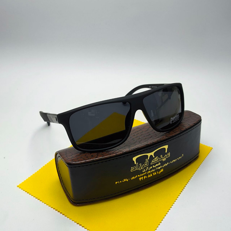 عینک آفتابی مردانه پلاریزه کائوچو بیس دار کررا Carrera مدل 225 + پک هدیه لوازم جانبی